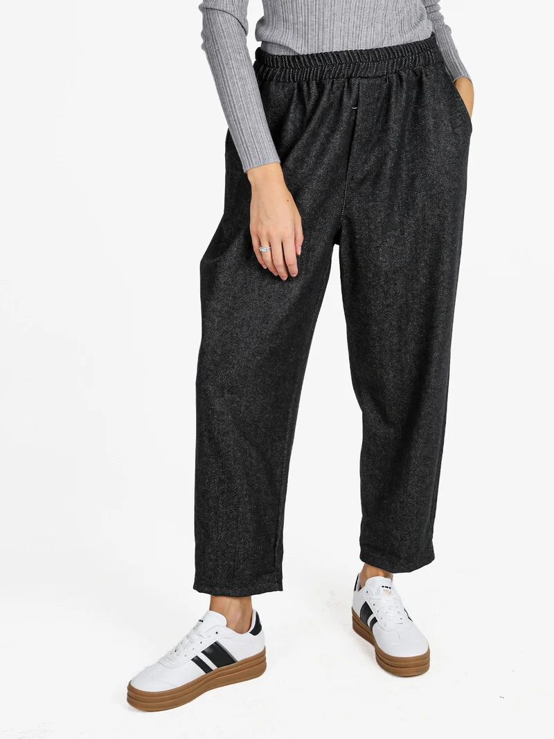 Pantaloni donna a cavallo basso con elastico in vita - nero