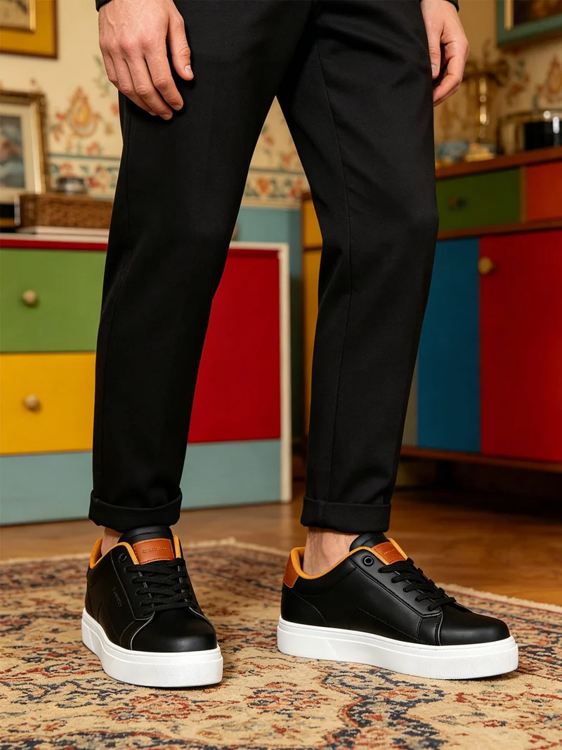 Sneakers stringate da uomo - nero