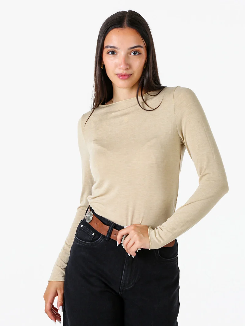 Maglia donna a maniche lunghe con scollo a barchetta - beige