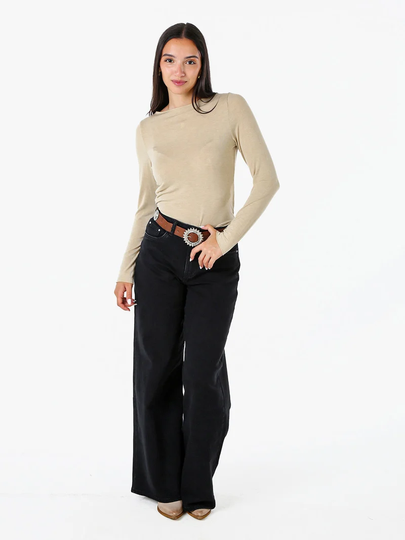 Maglia donna a maniche lunghe con scollo a barchetta - beige
