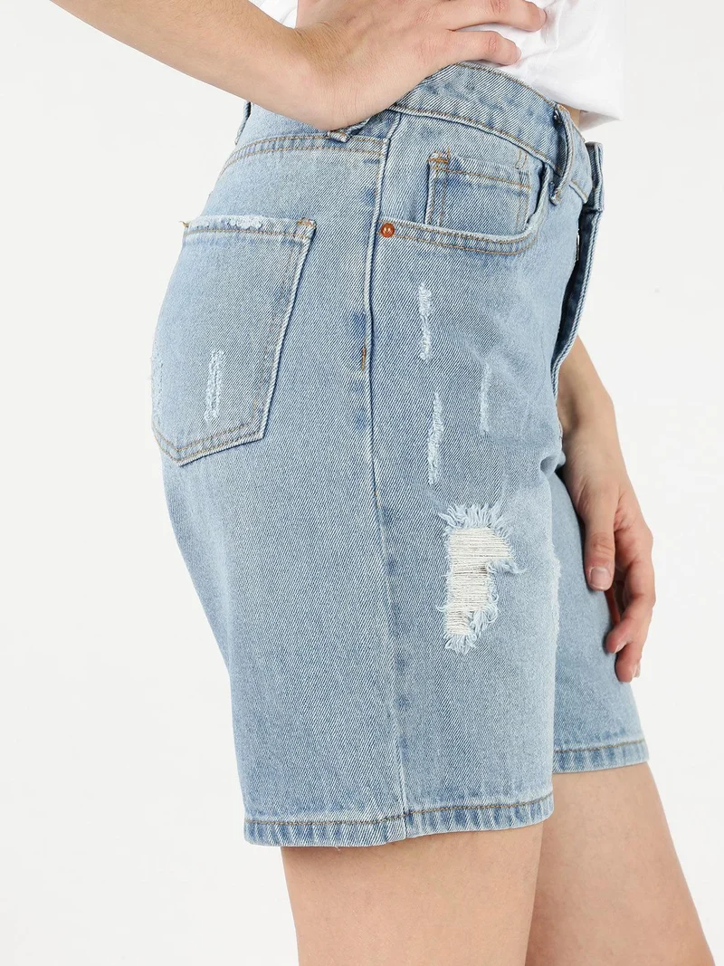 Pantaloncini mom strappati in jeans