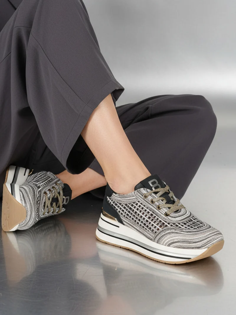 Sneakers donna traforate con platform - nero