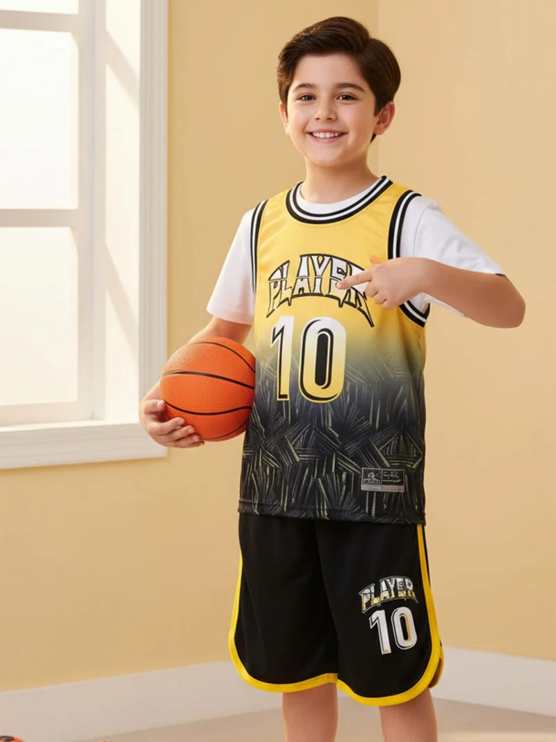 Completo corto da ragazzo sportivo con t-shirt e bermuda - giallo