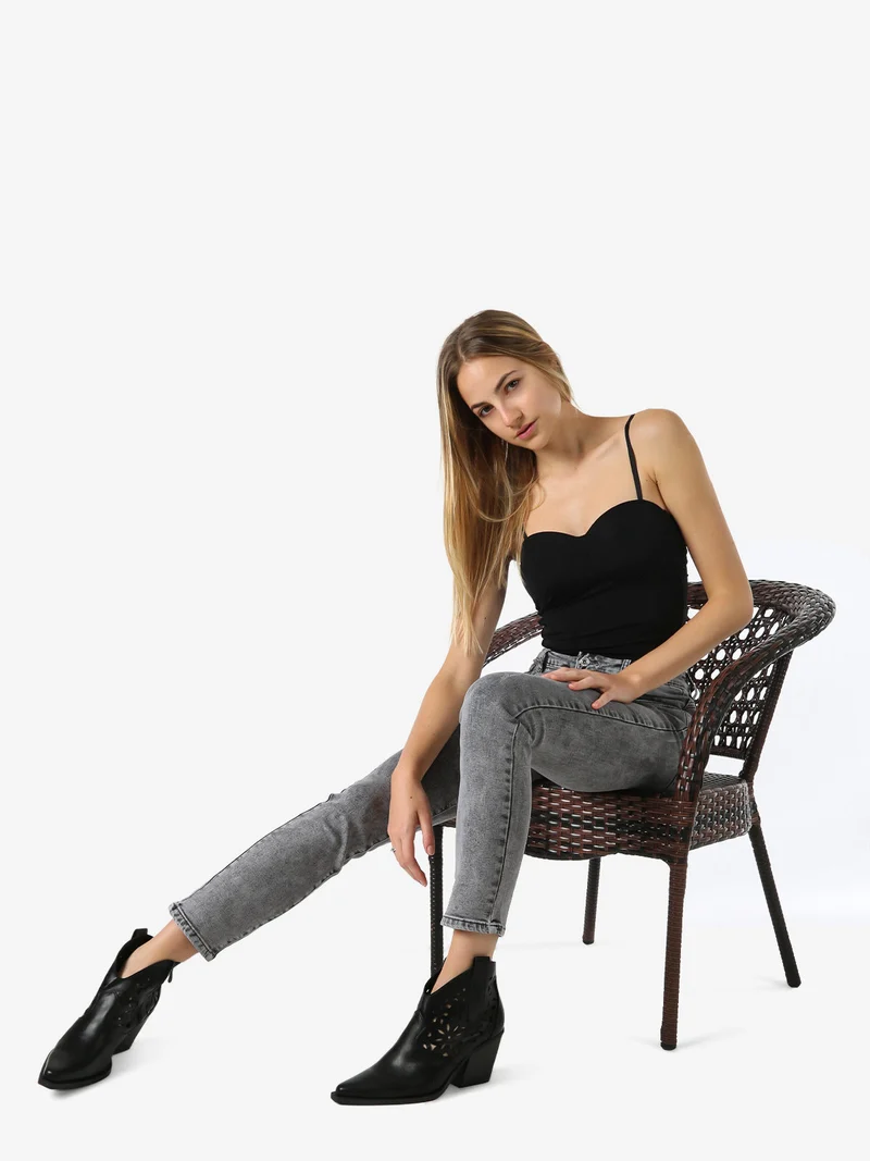 Top con coppe imbottite e spalline sottili - nero