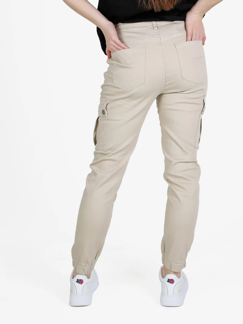 Pantaloni cargo da donna con elastico alla caviglia - beige