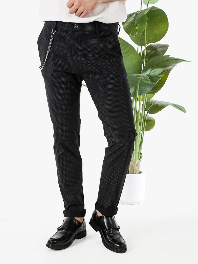 Pantaloni da uomo elasticizzati con stampa texture e dettaglio a catena - nero