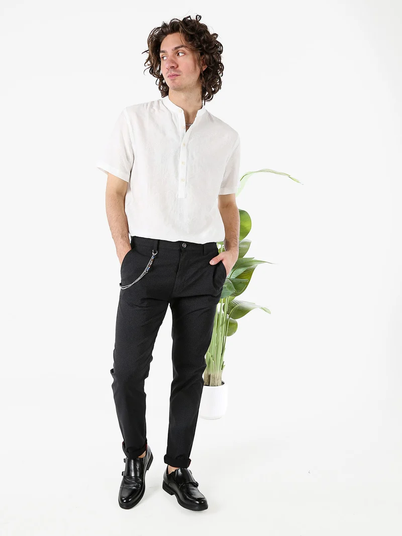 Pantaloni da uomo elasticizzati con stampa texture e dettaglio a catena - nero