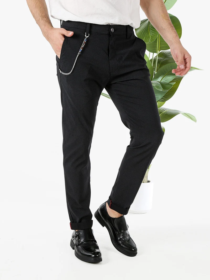 Pantaloni da uomo elasticizzati con stampa texture e dettaglio a catena - nero
