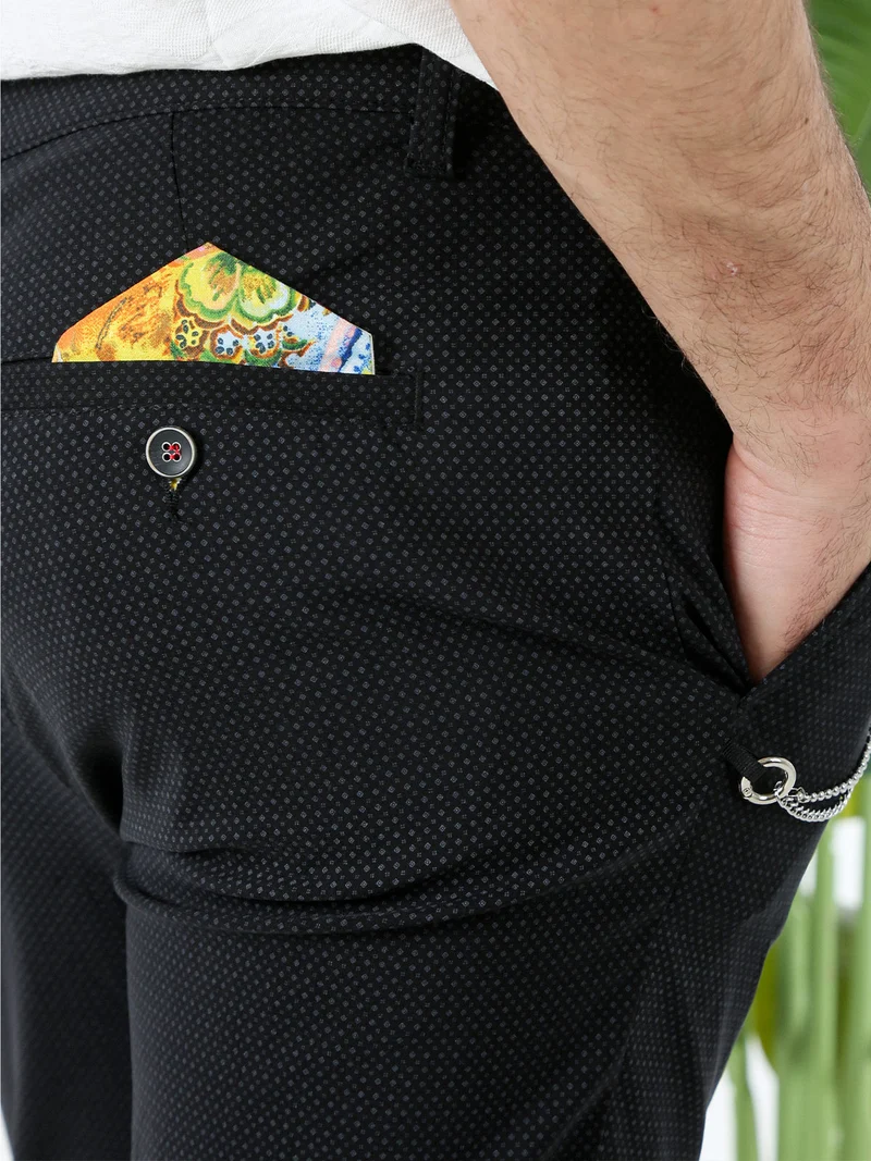 Pantaloni da uomo elasticizzati con stampa texture e dettaglio a catena - nero