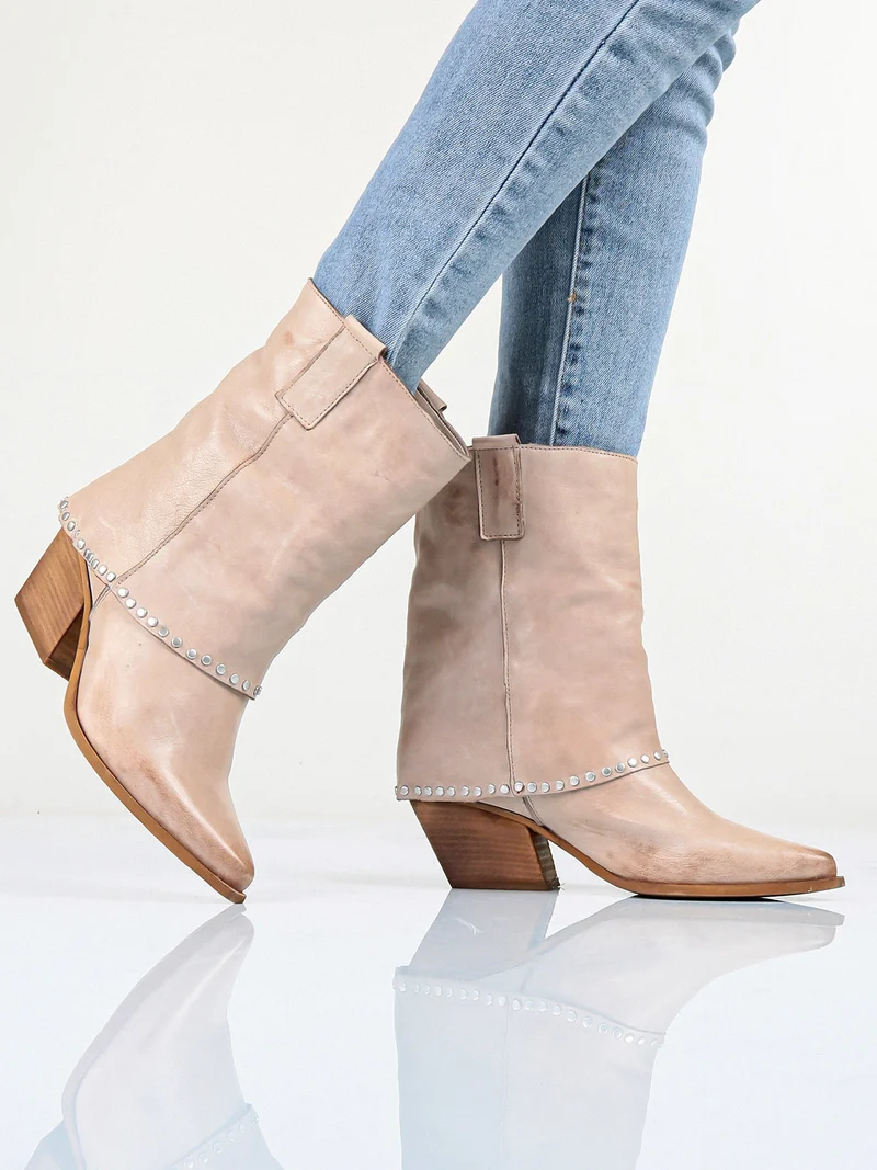 Stivaletti in pelle da donna texani con borchie - beige