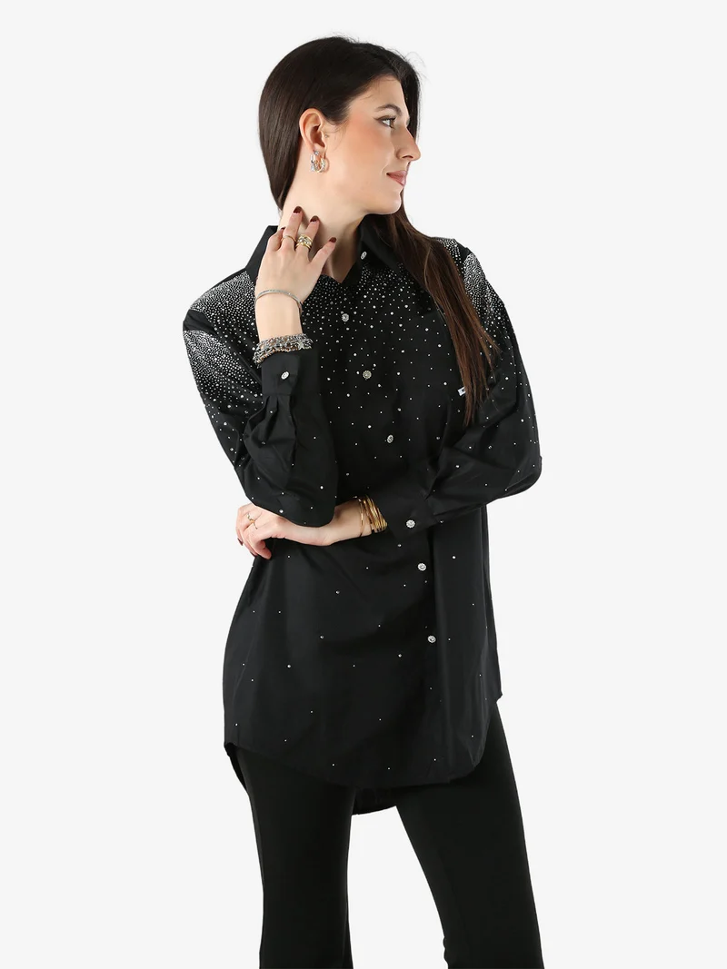 Maxi camicia da donna con bottoni gioiello e strass - nero
