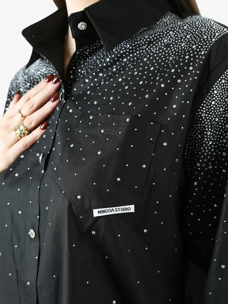 Maxi camicia da donna con bottoni gioiello e strass - nero