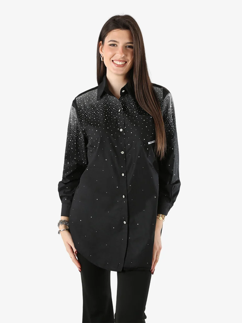 Maxi camicia da donna con bottoni gioiello e strass - nero
