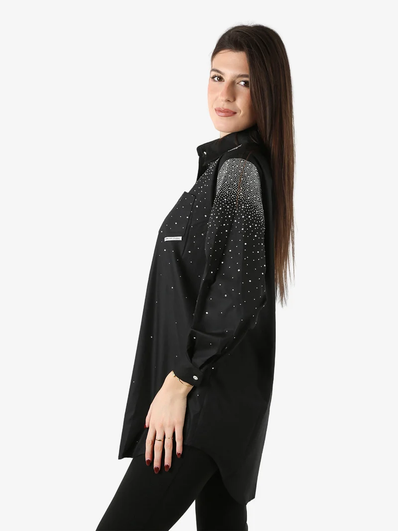 Maxi camicia da donna con bottoni gioiello e strass - nero
