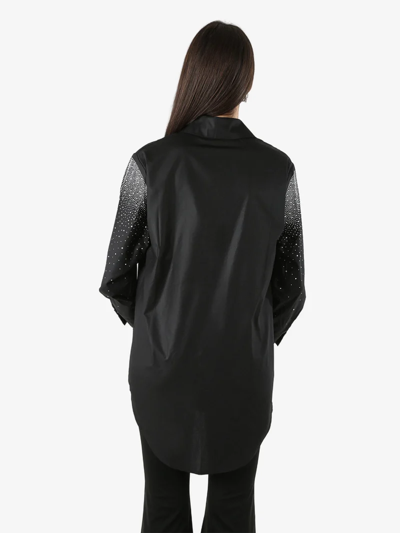 Maxi camicia da donna con bottoni gioiello e strass - nero