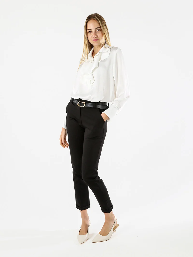 Blusa donna con bottoni di perle e volant sullo scollo - bianco