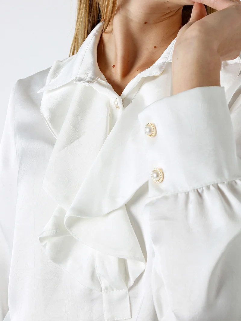 Blusa donna con bottoni di perle e volant sullo scollo - bianco