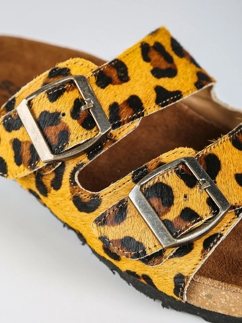 Ciabatte donna in pelle animalier con doppia fibbia - cammello