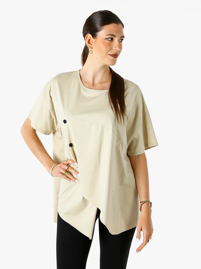 Maxi t-shirt da donna asimmetrica in cotone elasticizzato con bottoni decorativi - beige