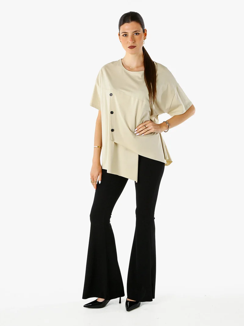Maxi t-shirt da donna asimmetrica in cotone elasticizzato con bottoni decorativi - beige