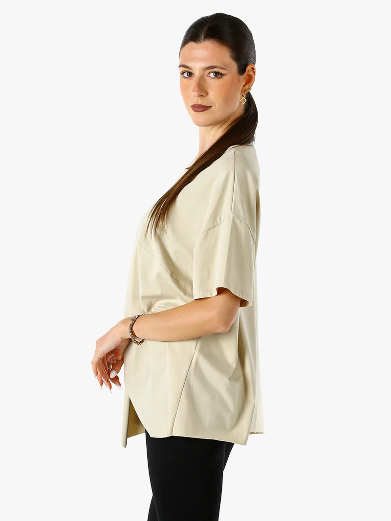 Maxi t-shirt da donna asimmetrica in cotone elasticizzato con bottoni decorativi - beige