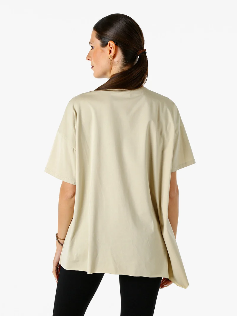 Maxi t-shirt da donna asimmetrica in cotone elasticizzato con bottoni decorativi - beige