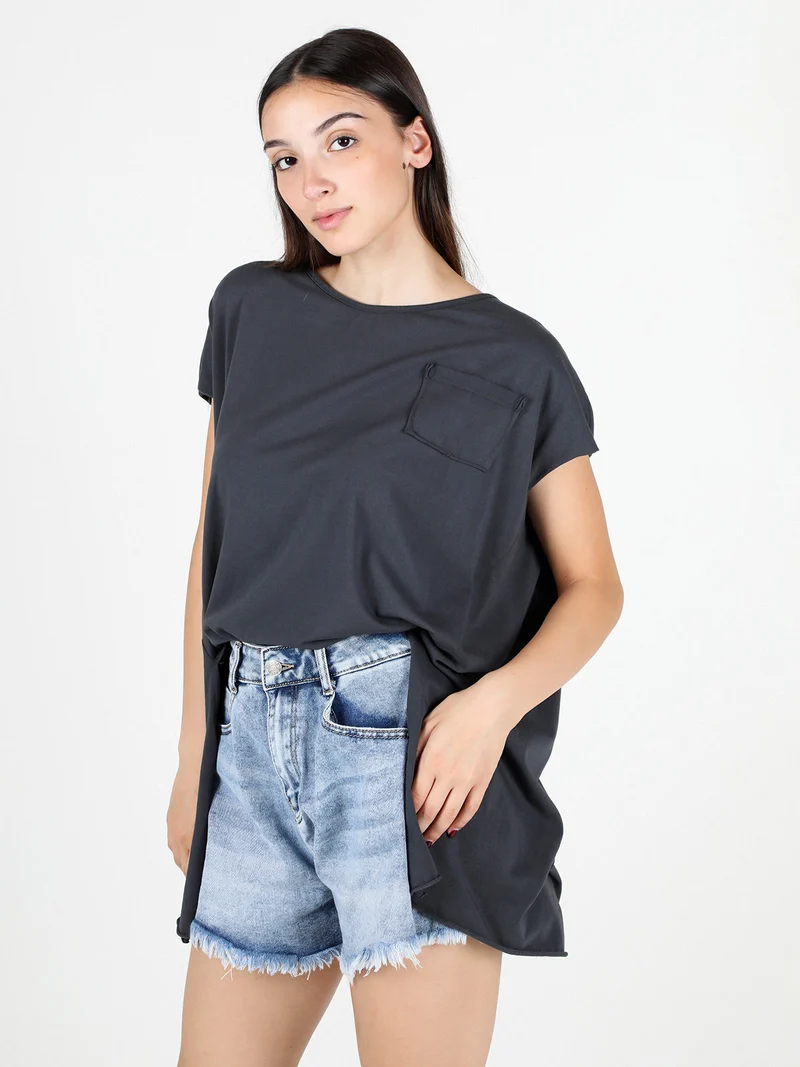 T-shirt donna oversize con taschino - grigio scuro