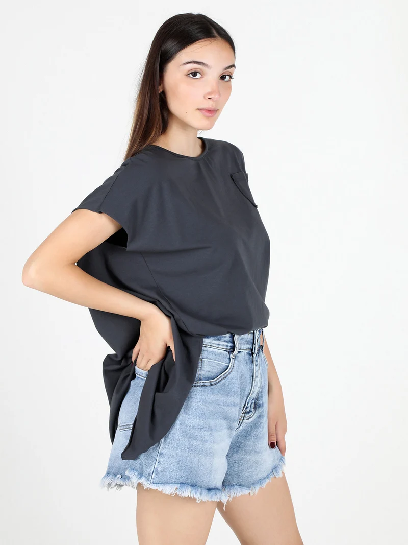 T-shirt donna oversize con taschino - grigio scuro