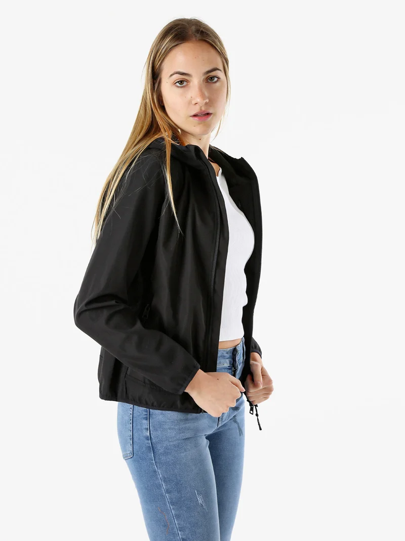 Giacca a vento da donna con cappuccio e zip - nero