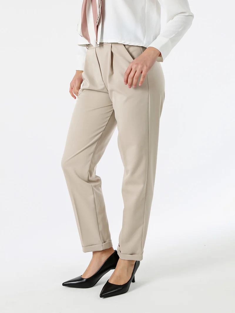 Pantaloni da donna a gamba dritta con cintura e risvolti sul finale - beige