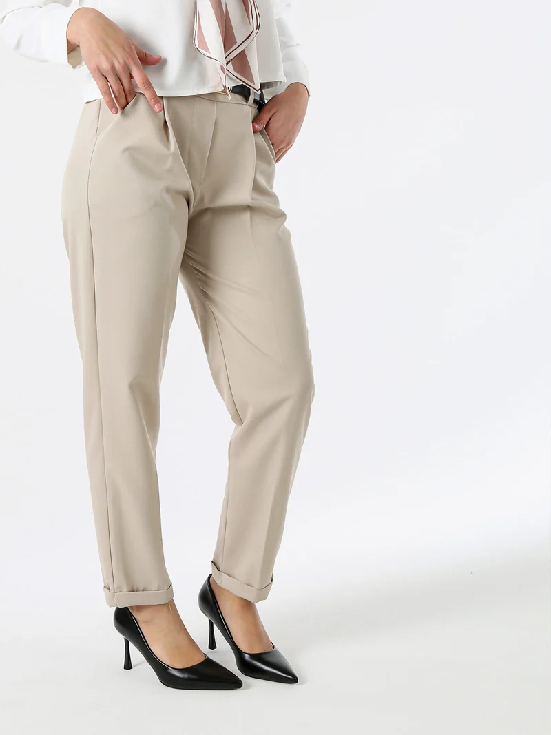 Pantaloni da donna a gamba dritta con cintura e risvolti sul finale - beige