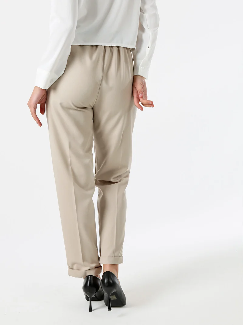 Pantaloni da donna a gamba dritta con cintura e risvolti sul finale - beige