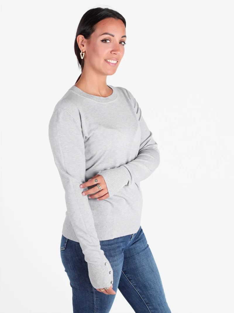 Pullover girocollo in maglia da donna con bottoni gioiello sui polsini - grigio