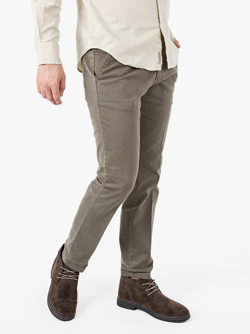 Pantaloni uomo slim fit con stampa micro texture - tabacco