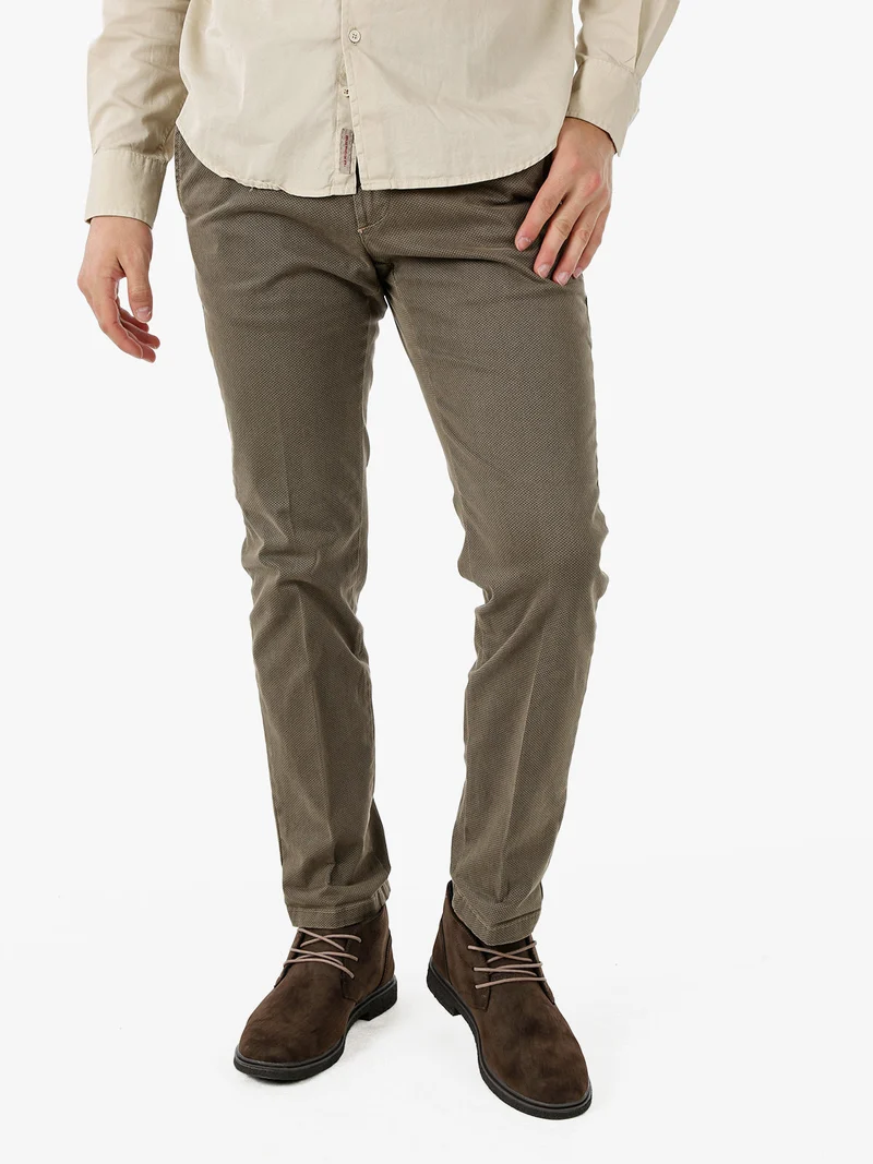 Pantaloni uomo slim fit con stampa micro texture - tabacco