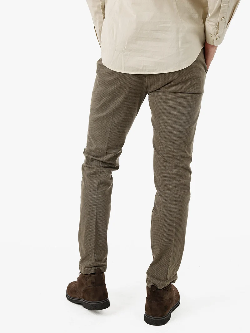 Pantaloni uomo slim fit con stampa micro texture - tabacco