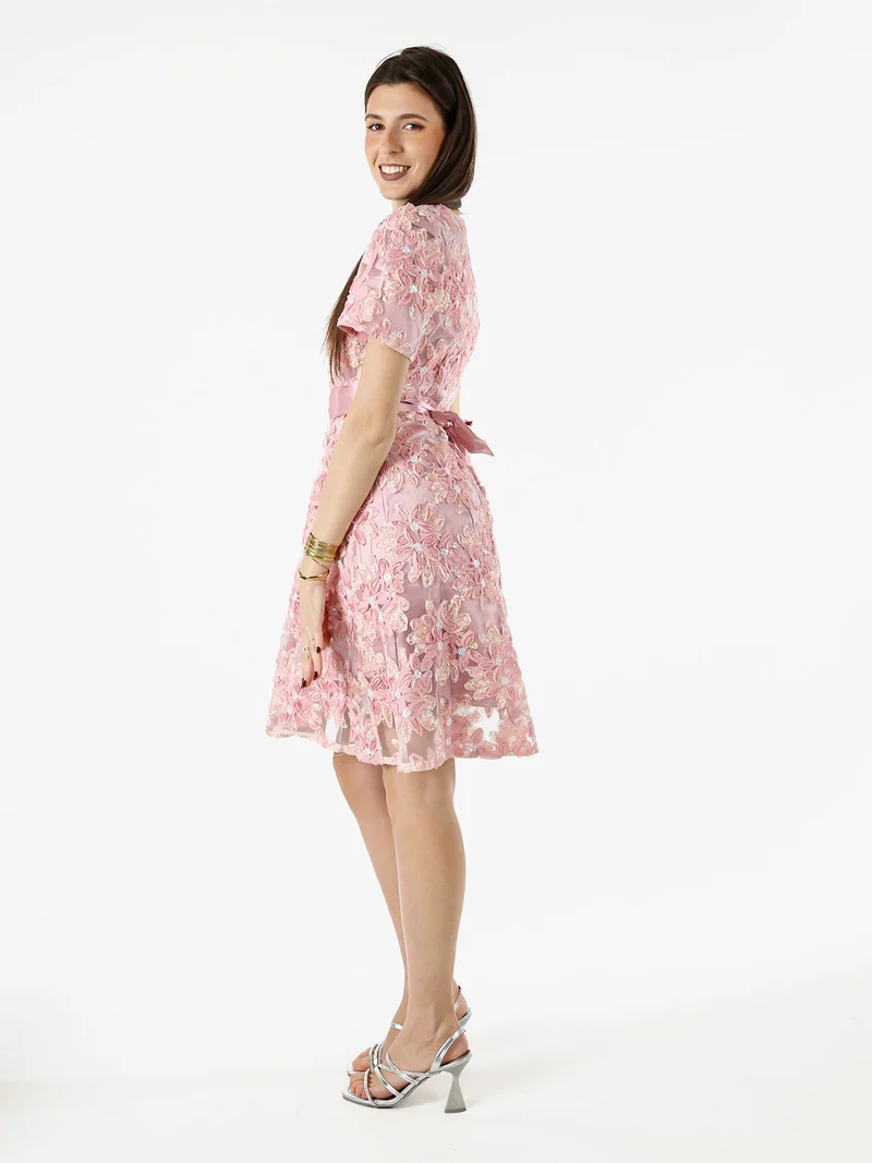 Abito donna in tulle con ricami a fiori e maniche corte - rosa