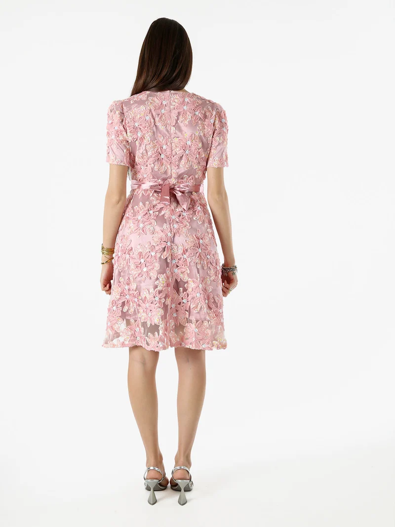 Abito donna in tulle con ricami a fiori e maniche corte - rosa