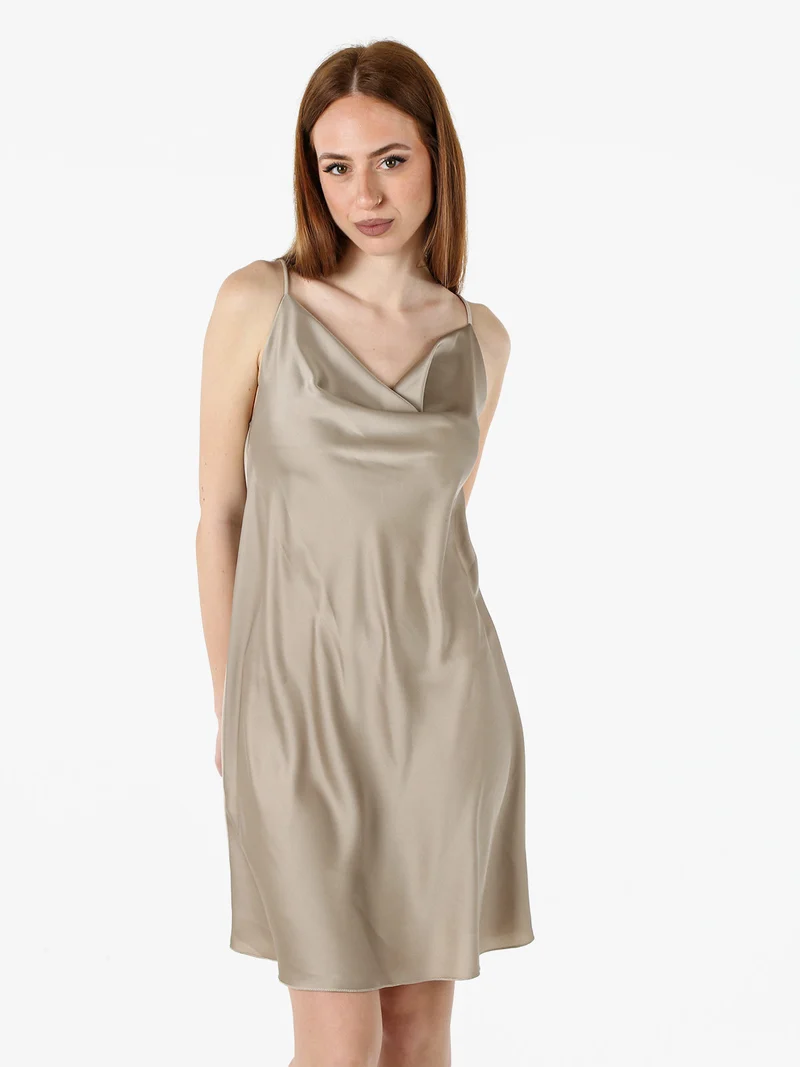 Vestito da donna con spalline sottili e scollo a cascata - fango