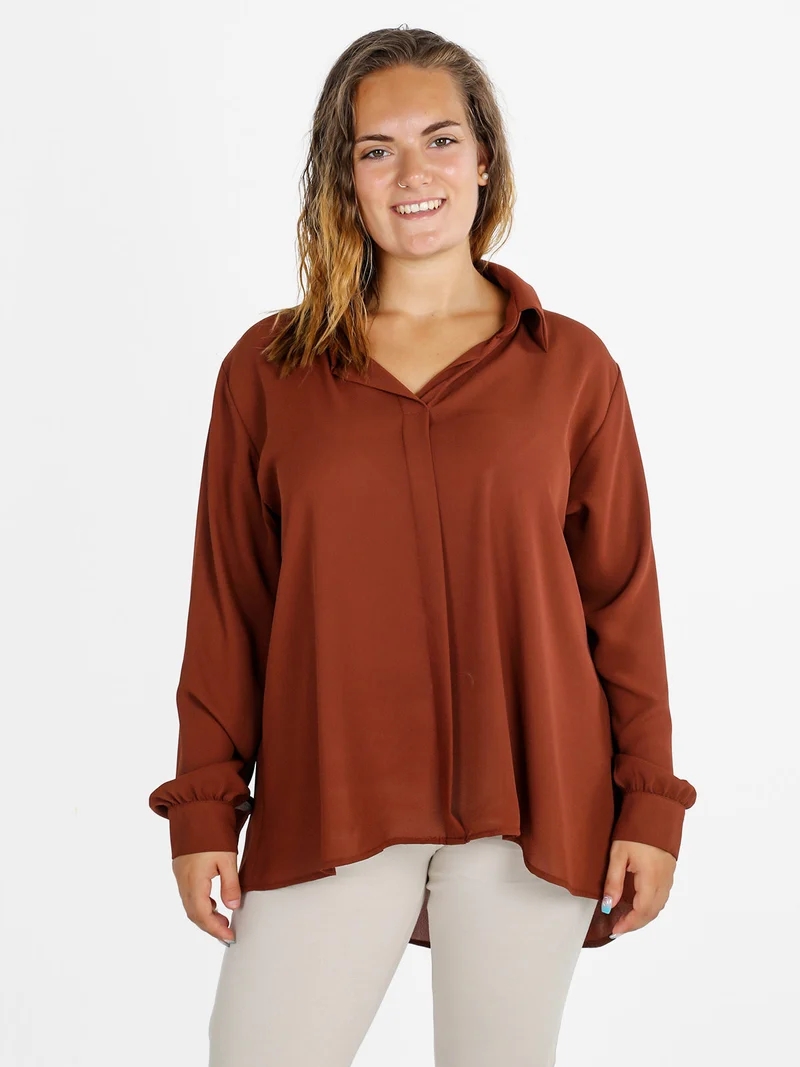Camicia donna a maniche lunghe con scollo a V linea curvy - marrone