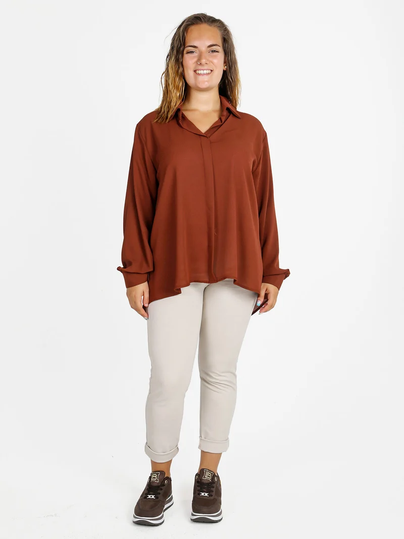 Camicia donna a maniche lunghe con scollo a V linea curvy - marrone