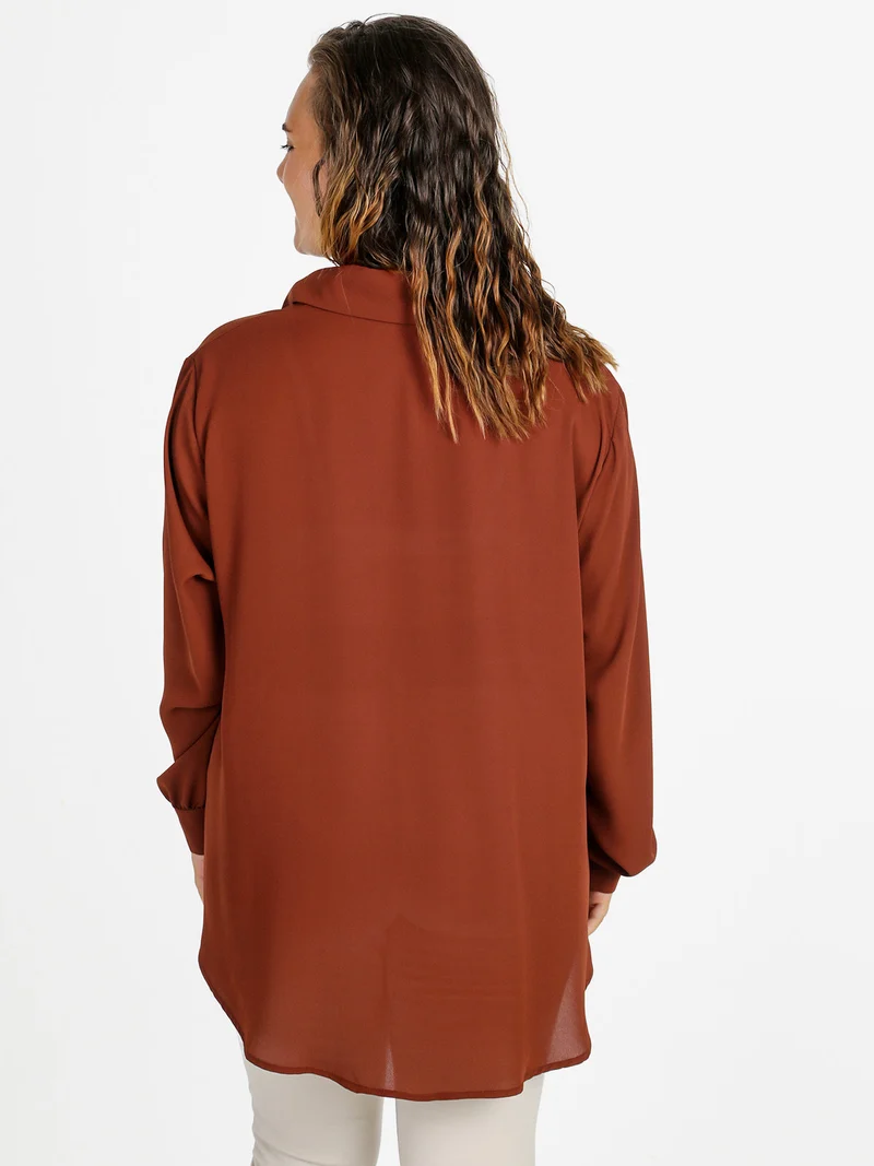 Camicia donna a maniche lunghe con scollo a V linea curvy - marrone