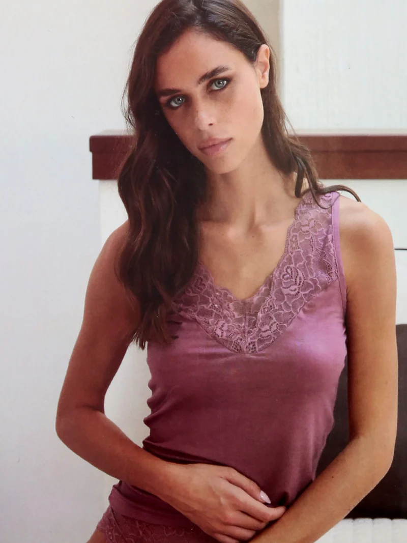 Top donna a spalla larga con scollo di pizzo - porpora