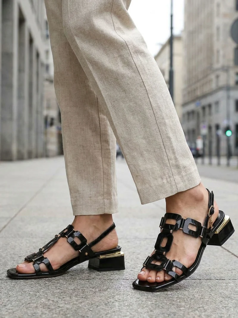 Sandali donna in vernice con tacco basso - nero