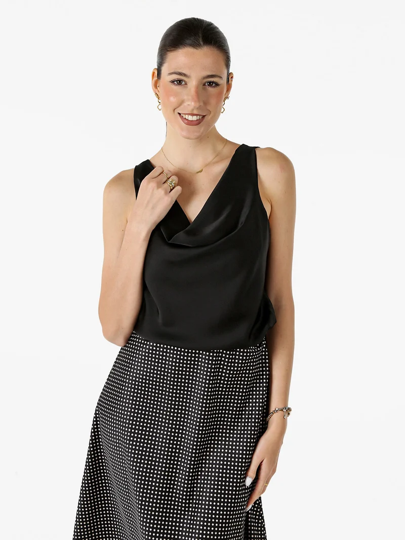 Top donna smanicato con scollo a cascata in tessuto effetto raso - nero