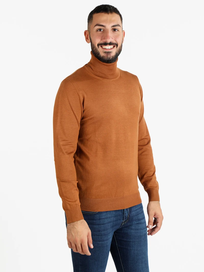 Dolcevita in maglia da uomo - marrone