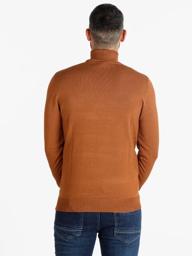 Dolcevita in maglia da uomo - marrone