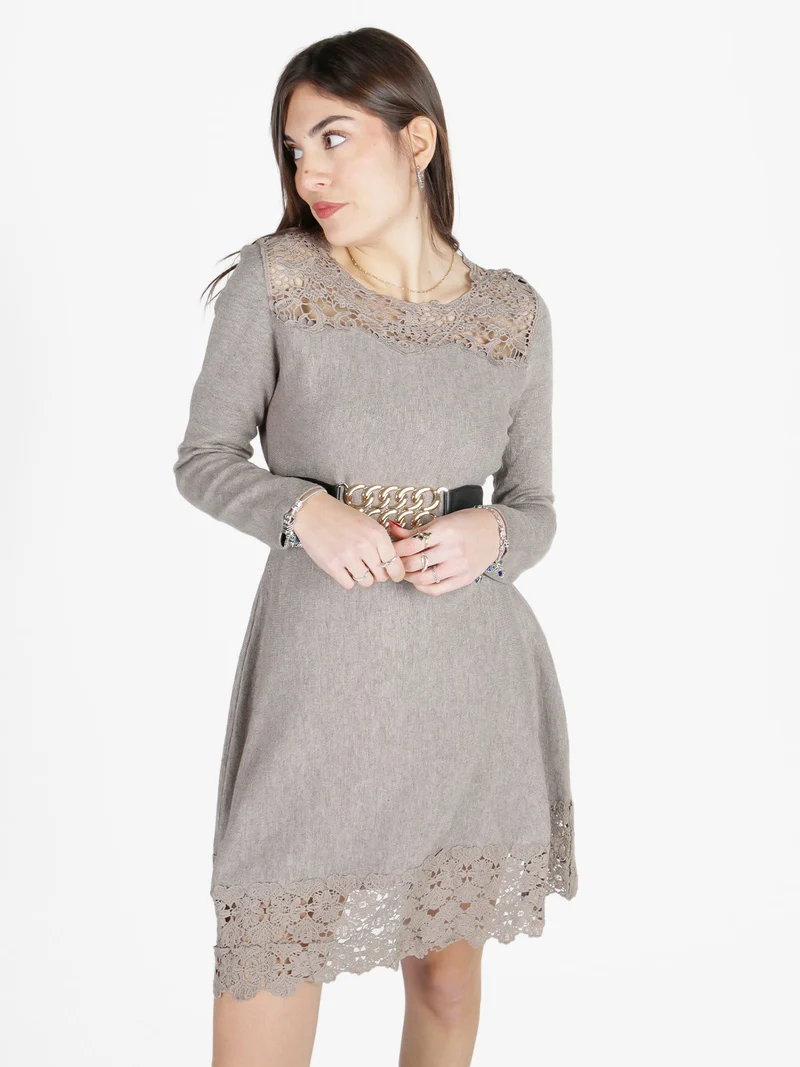 Abito donna svasato a maniche lunghe con dettagli in pizzo macramè - taupe
