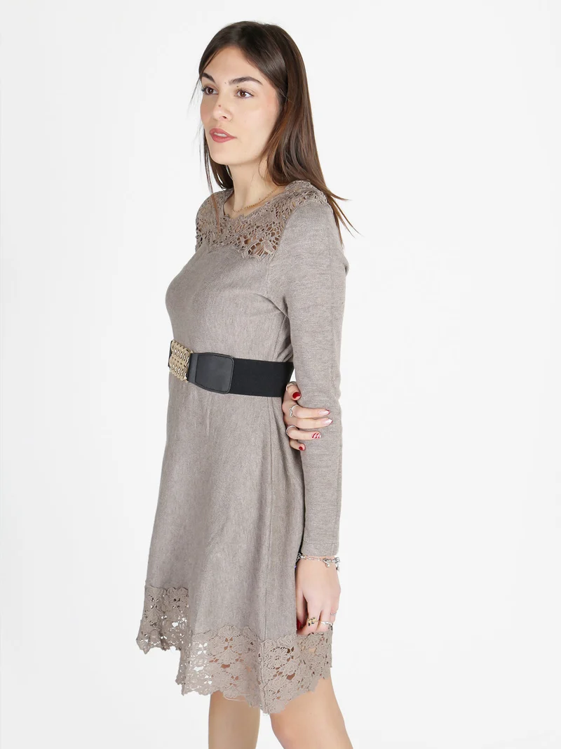 Abito donna svasato a maniche lunghe con dettagli in pizzo macramè - taupe