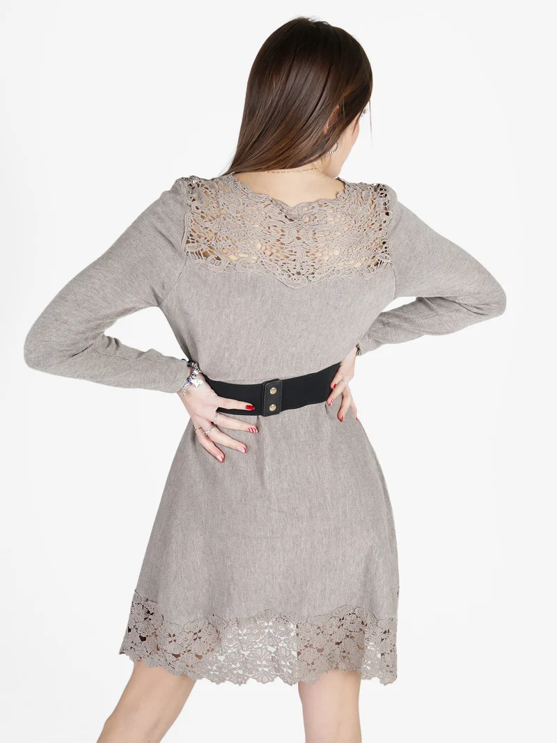Abito donna svasato a maniche lunghe con dettagli in pizzo macramè - taupe
